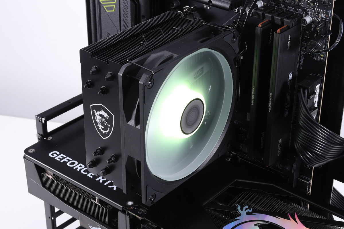 低価格でありながら、ガラスケースに収めても他のパーツに見劣りしないビジュアルを実現している