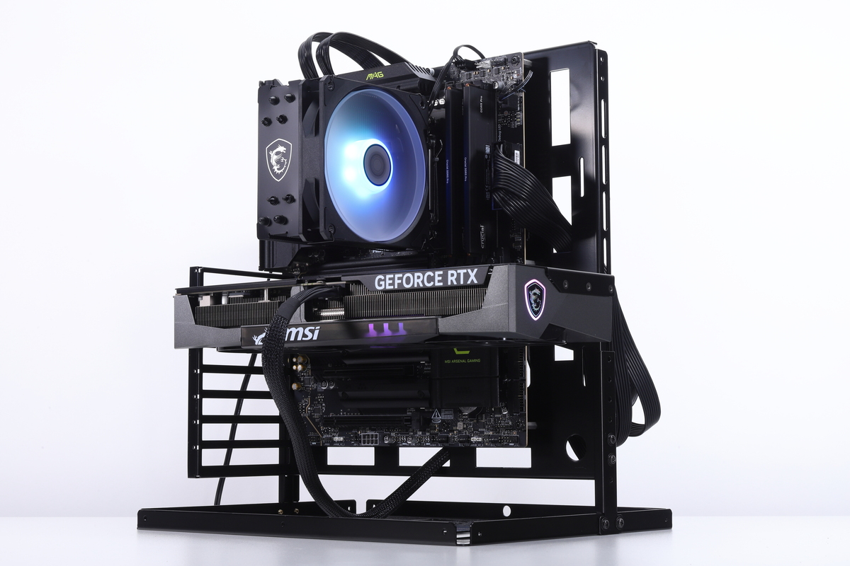 Ryzen 7 9800X3DとGeForce RTX 5070 Tiを搭載するテスト環境。一般的なタワーケースに近い垂直設置状態でテストを行う
