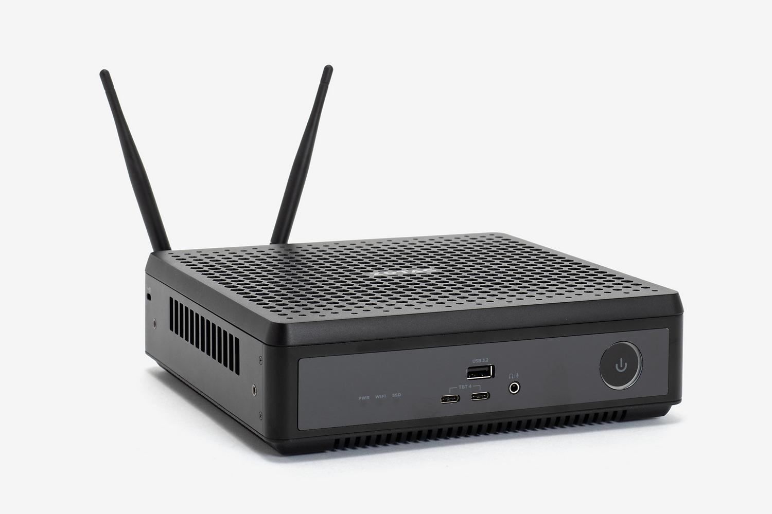 ZBOX MAGNUS EN275060TC。ミニPCとしては幅や奥行きがちょっと大きめだが、十分小さいサイズと言ってよい