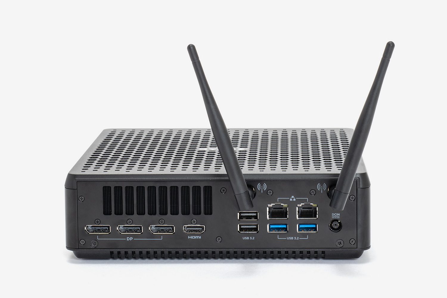 背面には3基のDisplayPortとHDMI、2基の2.5Gb対応有線LANポート、無線LANのアンテナ、4基のUSB 10Gbpsを装備