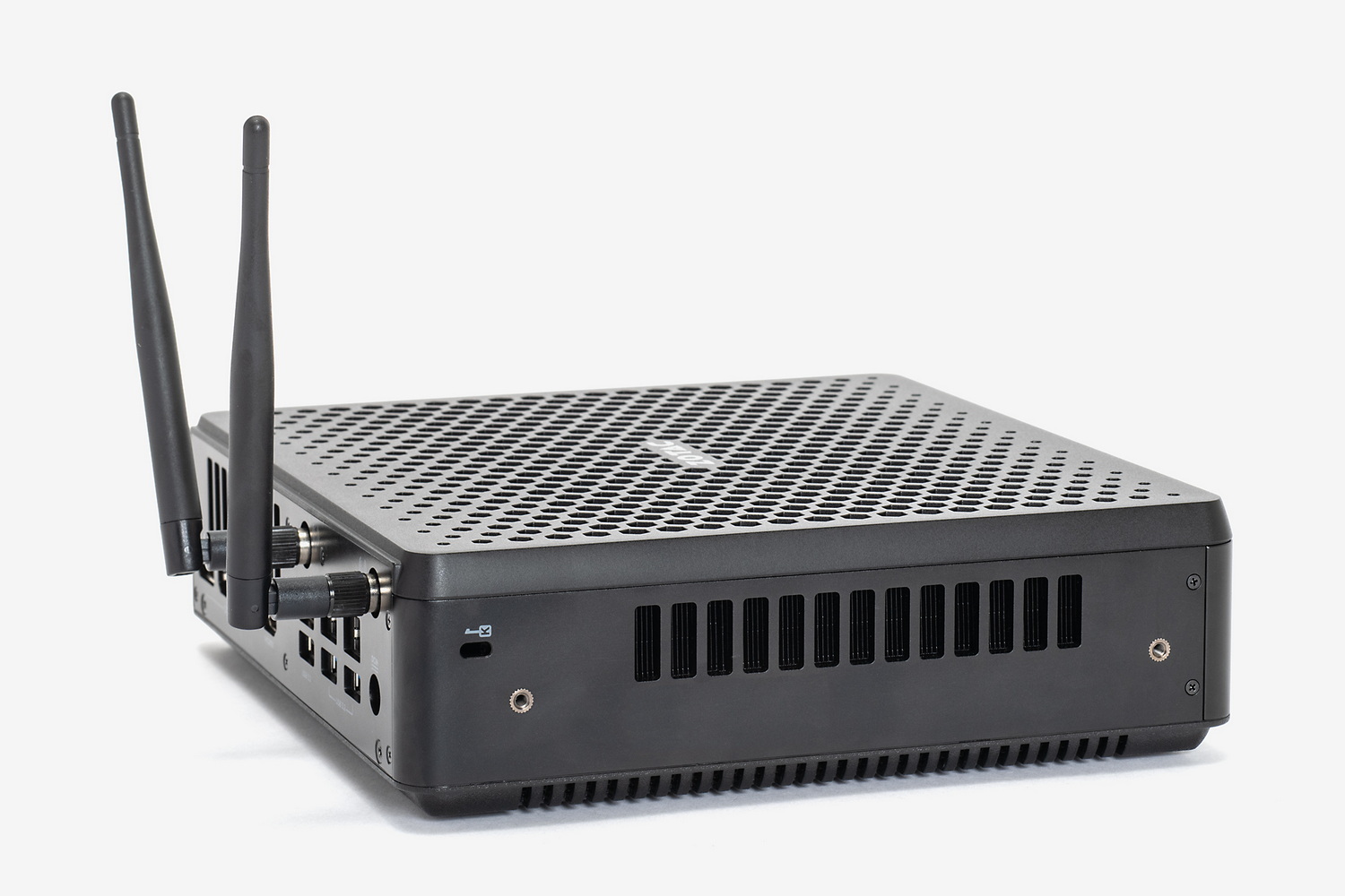 左右側面。両側面にも換気のためのスリットが広く設けられている。左側面には物理的な盗難を防ぐためのケンジントンロックのセキュリティスロットも用意