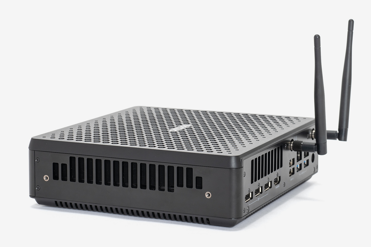 左右側面。両側面にも換気のためのスリットが広く設けられている。左側面には物理的な盗難を防ぐためのケンジントンロックのセキュリティスロットも用意