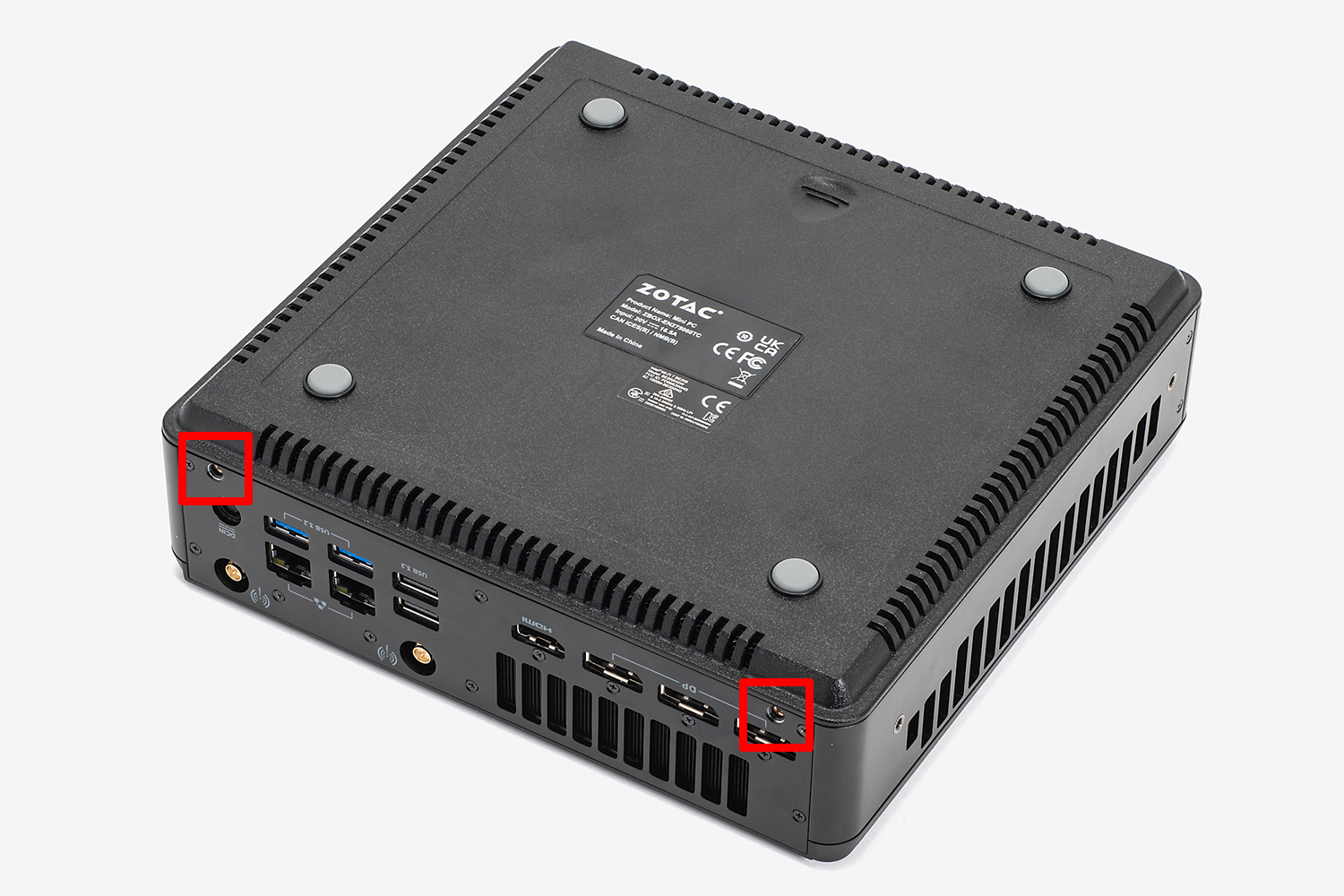 本体底面。メモリおよびM.2スロットにアクセスするには、背面から底面を固定している2本のネジを外す必要がある
