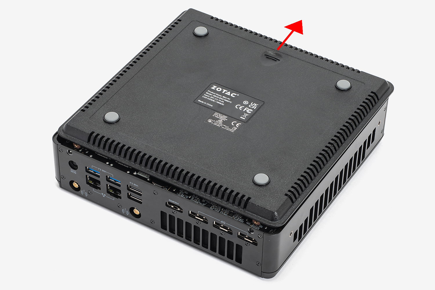 底面には押し込む方向を示す矢印があるので、その方向に底面をずらして外す