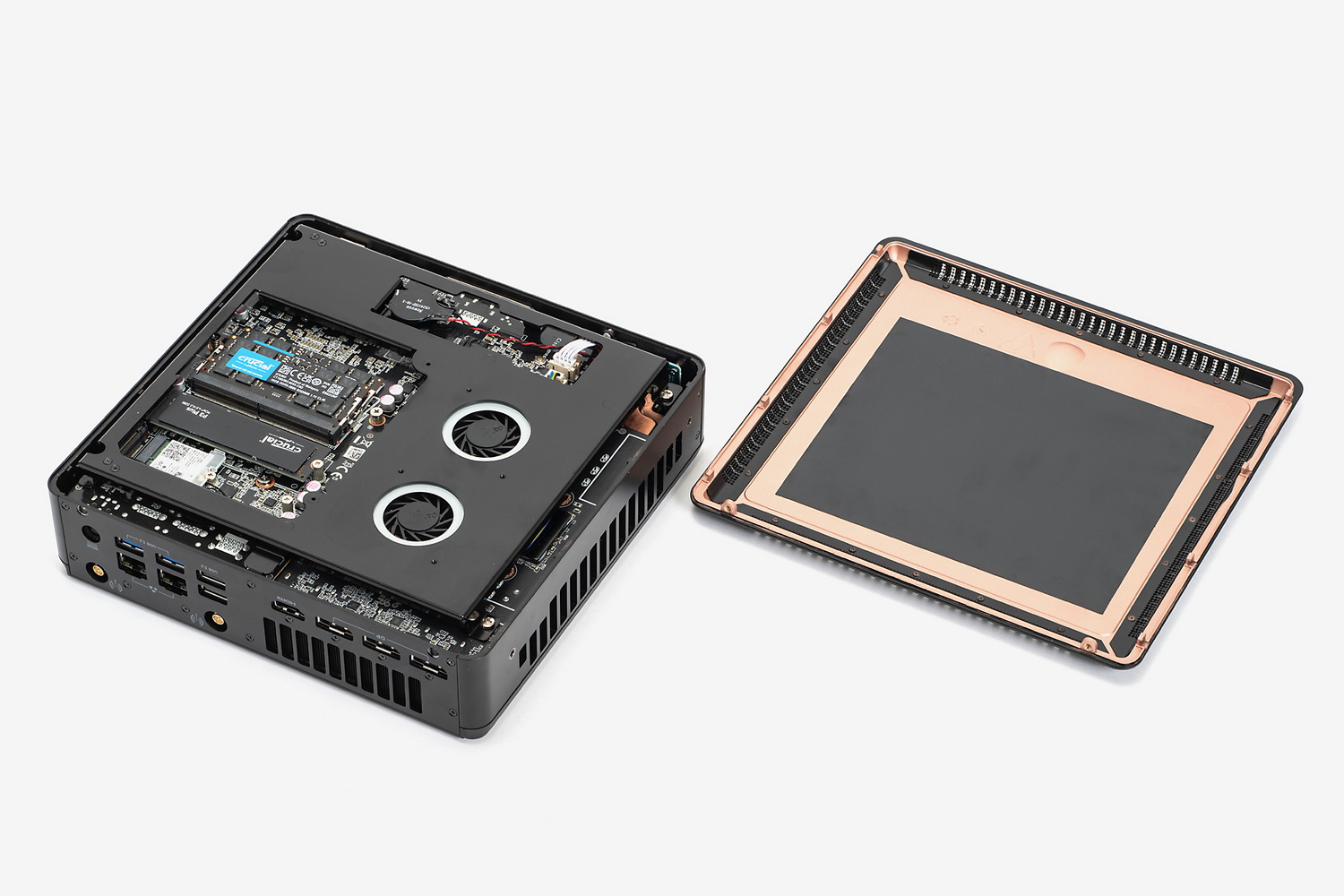 底面が外れ、メモリスロットやM.2スロットにアクセスできるようになる