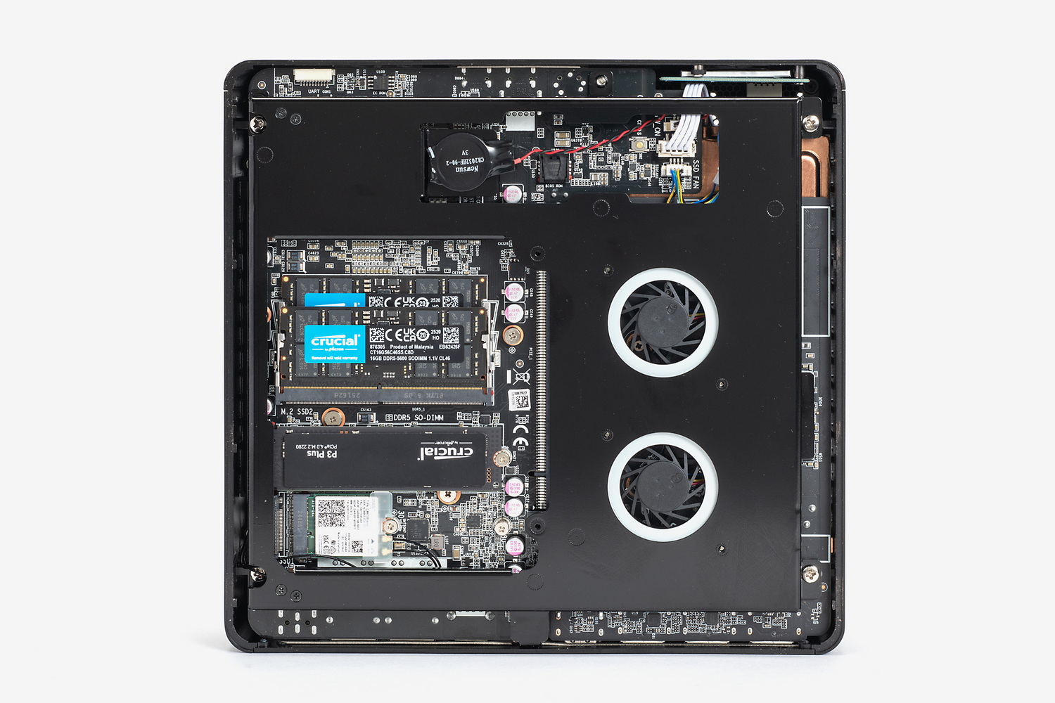 メモリスロットは2本、M.2 SSDスロットも2本装備している(Wi-Fiカードと重ねるようにSSDを装着する)