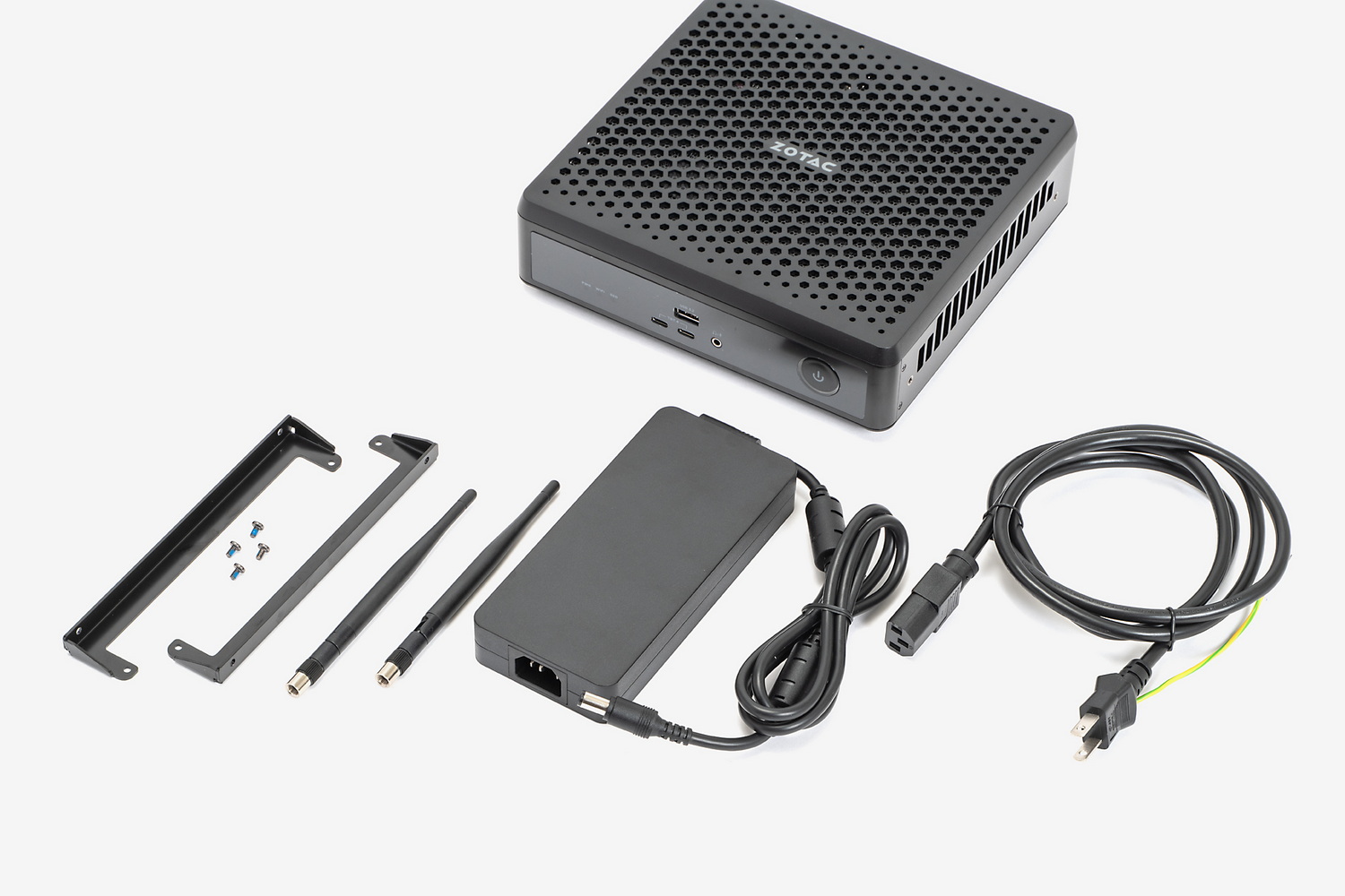 パッケージに含まれる付属品。ACアダプターはやや大きめで最大出力は330W。左端は壁掛けなどに利用する金属フレーム(ウォールマウントキット)