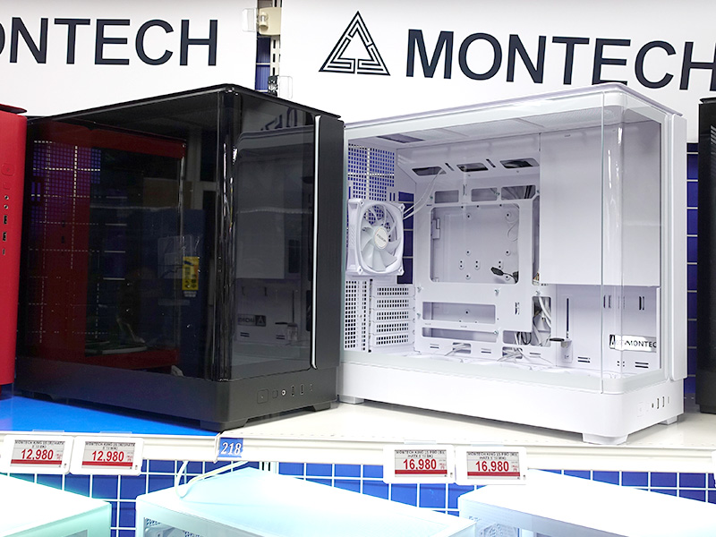 KING 15ブラック（左）とKING 15 PROホワイト（右）