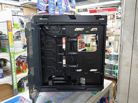 ASUSのゲーミングPCケース「ROG Strix Helios II」がTSUKUMOで展示