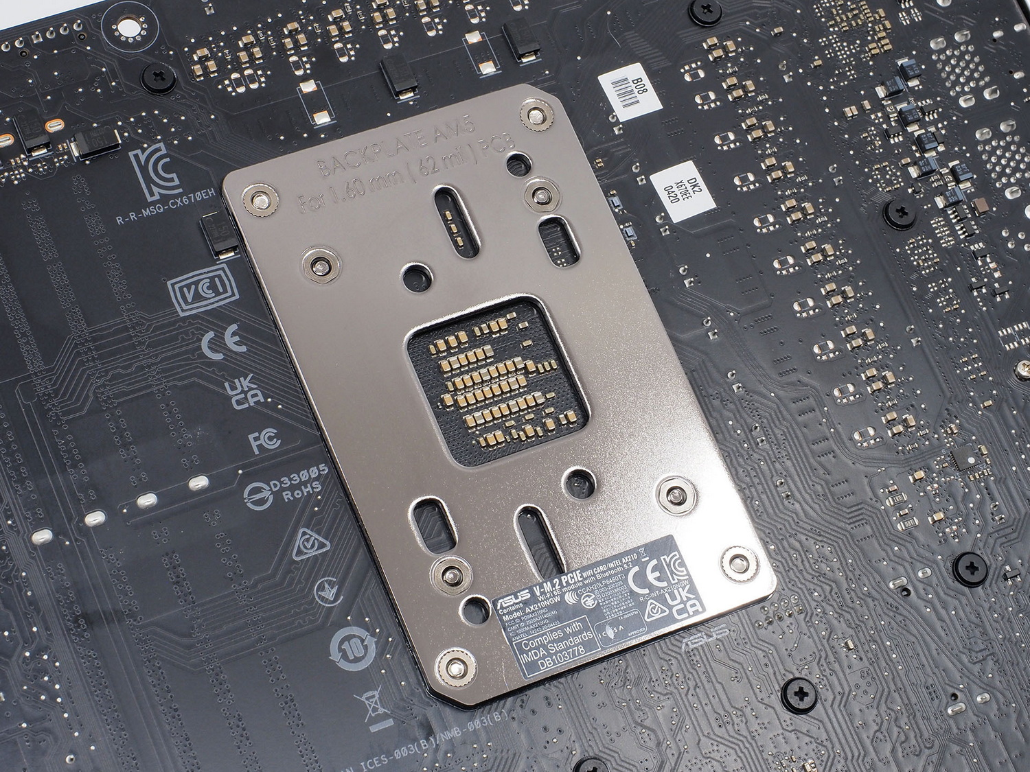 AM5マザーボードの背面。このバックプレートのおかげで、表面のブラケットと、それに取り付けるCPUクーラーをガッチリホールドできる