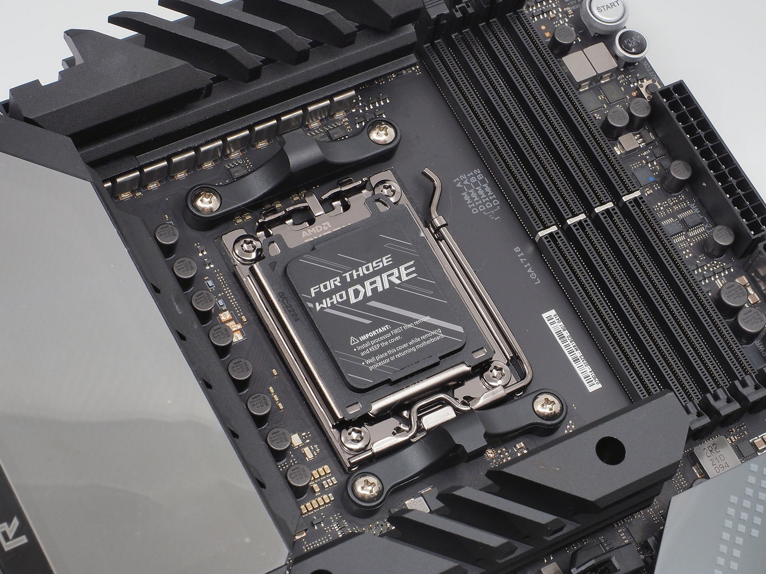 AM5マザーボードのCPU周辺の標準状態。CPUクーラーを固定するブラケットが取り付けられている