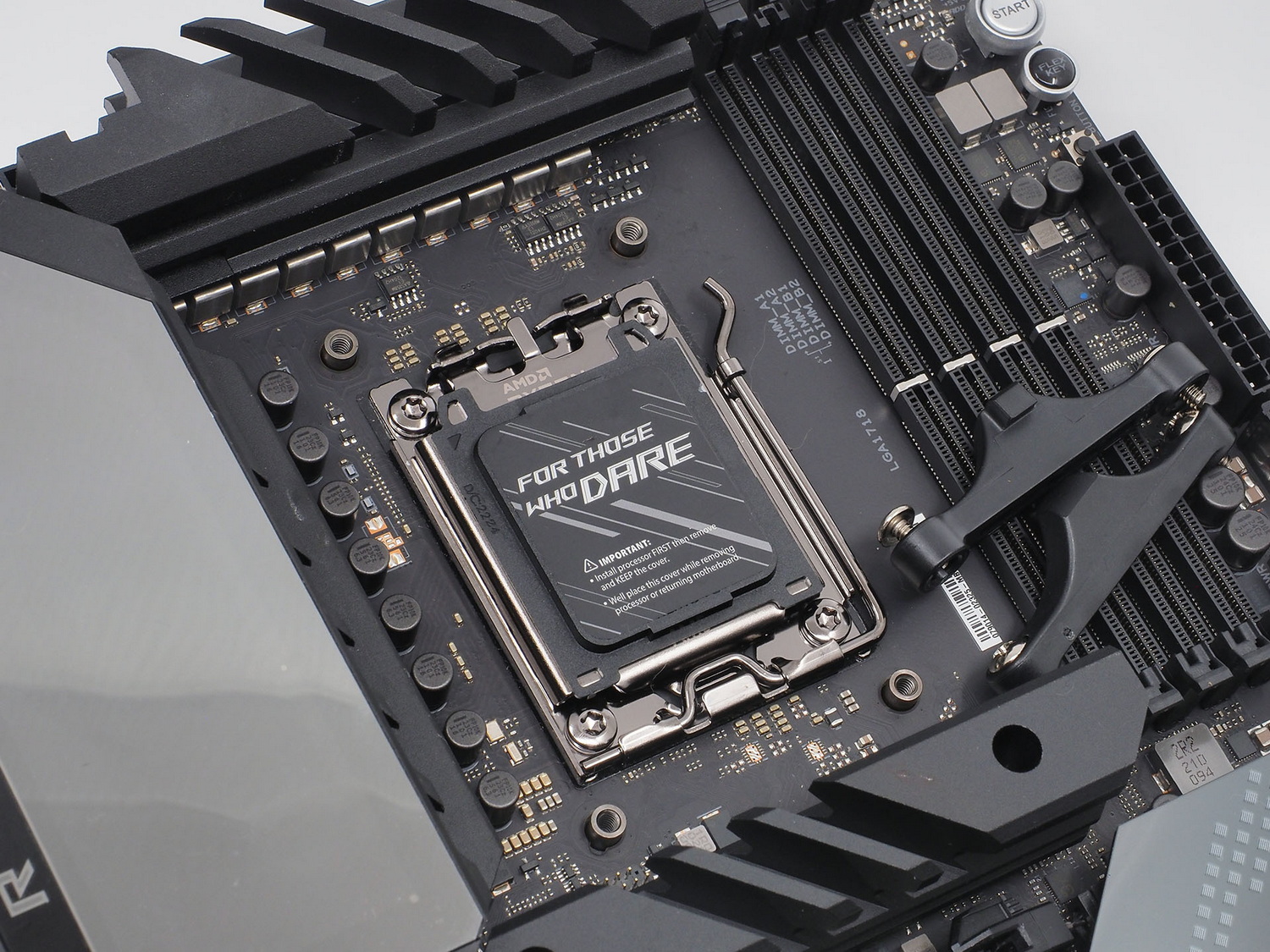 ブラケットはプラスドライバーで簡単に外せる。標準のブラケットを使わないCPUクーラーでも、バックプレートはそのまま利用するのが一般的だ