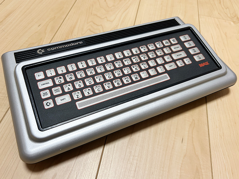 ブラックを基調とした本体カラーの上に、シルバーで色分けされたキーが整然と並んでいます。右下には、機種名の“MAX”が赤でプリントされていました。ちなみに、本体が収納された箱に書かれていたキャッチコピーは「<a href="https://akiba-pc.watch.impress.co.jp/docs/wakiba/find/1080515.html">フレンドリーコンピュータ</a>」です。