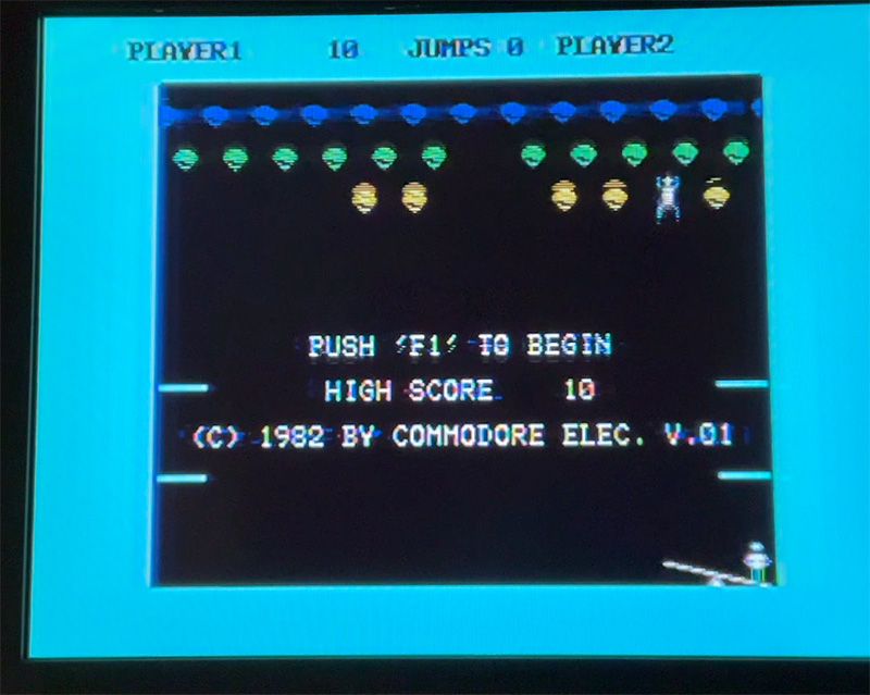 今回は、本体からRF出力した信号を昔のアナログ液晶テレビに接続して、それを直撮りした写真を使用しています。画面の中央部分が二重になっているのは、本体の調子が今ひとつなためです。上からクラウンズ／OMEGA RACE／JUPITER LANDER／SUPER ALIEN／RADAR RAT RACE／ROAD RACE／MOLE ATTACK／MUSIC COMPOSER／WIZARD OF WOR／KICK MAN／BOWLING／MUSIC MACHINE(ミュージックキーボード)／MAX BASIC／ミニベーシック(名称はカートリッジに書かれているママ)です。