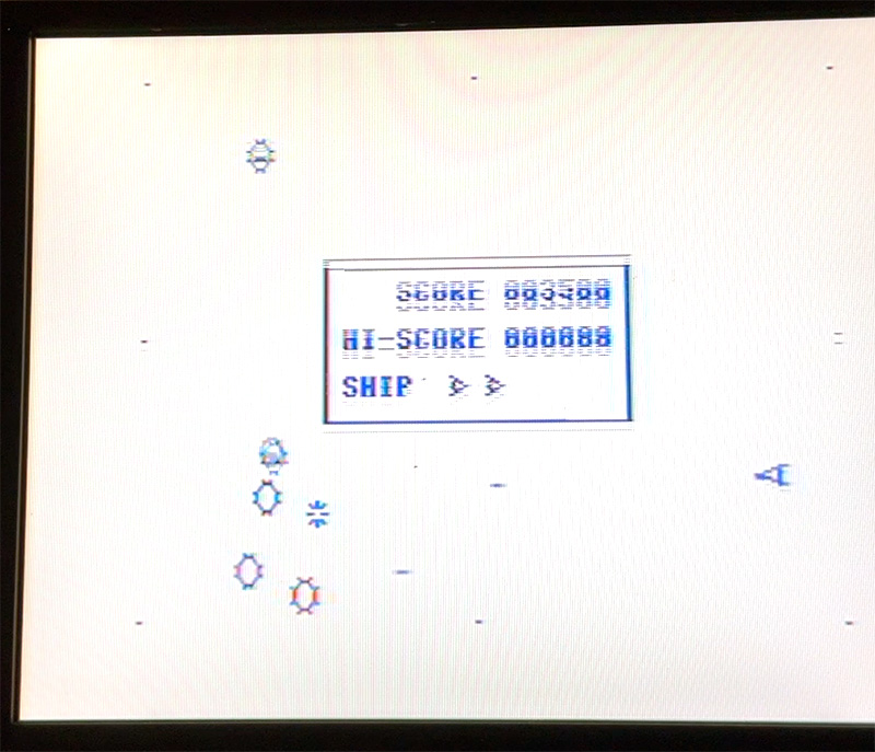 今回は、本体からRF出力した信号を昔のアナログ液晶テレビに接続して、それを直撮りした写真を使用しています。画面の中央部分が二重になっているのは、本体の調子が今ひとつなためです。上からクラウンズ／OMEGA RACE／JUPITER LANDER／SUPER ALIEN／RADAR RAT RACE／ROAD RACE／MOLE ATTACK／MUSIC COMPOSER／WIZARD OF WOR／KICK MAN／BOWLING／MUSIC MACHINE(ミュージックキーボード)／MAX BASIC／ミニベーシック(名称はカートリッジに書かれているママ)です。