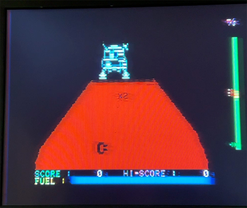 今回は、本体からRF出力した信号を昔のアナログ液晶テレビに接続して、それを直撮りした写真を使用しています。画面の中央部分が二重になっているのは、本体の調子が今ひとつなためです。上からクラウンズ／OMEGA RACE／JUPITER LANDER／SUPER ALIEN／RADAR RAT RACE／ROAD RACE／MOLE ATTACK／MUSIC COMPOSER／WIZARD OF WOR／KICK MAN／BOWLING／MUSIC MACHINE(ミュージックキーボード)／MAX BASIC／ミニベーシック(名称はカートリッジに書かれているママ)です。