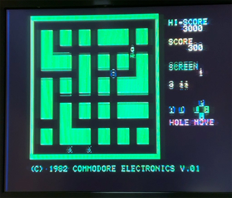 今回は、本体からRF出力した信号を昔のアナログ液晶テレビに接続して、それを直撮りした写真を使用しています。画面の中央部分が二重になっているのは、本体の調子が今ひとつなためです。上からクラウンズ／OMEGA RACE／JUPITER LANDER／SUPER ALIEN／RADAR RAT RACE／ROAD RACE／MOLE ATTACK／MUSIC COMPOSER／WIZARD OF WOR／KICK MAN／BOWLING／MUSIC MACHINE(ミュージックキーボード)／MAX BASIC／ミニベーシック(名称はカートリッジに書かれているママ)です。