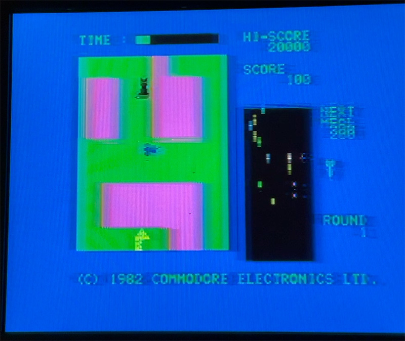 今回は、本体からRF出力した信号を昔のアナログ液晶テレビに接続して、それを直撮りした写真を使用しています。画面の中央部分が二重になっているのは、本体の調子が今ひとつなためです。上からクラウンズ／OMEGA RACE／JUPITER LANDER／SUPER ALIEN／RADAR RAT RACE／ROAD RACE／MOLE ATTACK／MUSIC COMPOSER／WIZARD OF WOR／KICK MAN／BOWLING／MUSIC MACHINE(ミュージックキーボード)／MAX BASIC／ミニベーシック(名称はカートリッジに書かれているママ)です。
