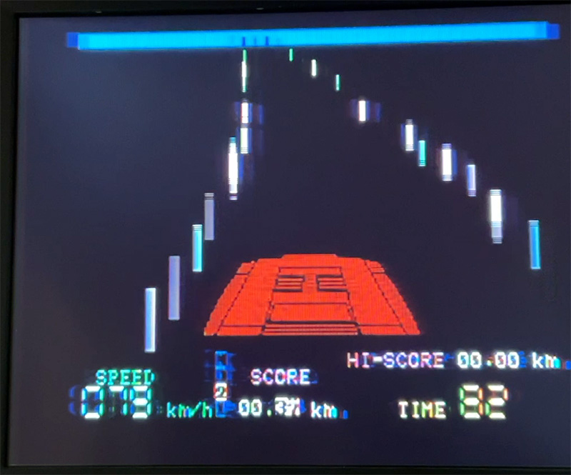 今回は、本体からRF出力した信号を昔のアナログ液晶テレビに接続して、それを直撮りした写真を使用しています。画面の中央部分が二重になっているのは、本体の調子が今ひとつなためです。上からクラウンズ／OMEGA RACE／JUPITER LANDER／SUPER ALIEN／RADAR RAT RACE／ROAD RACE／MOLE ATTACK／MUSIC COMPOSER／WIZARD OF WOR／KICK MAN／BOWLING／MUSIC MACHINE(ミュージックキーボード)／MAX BASIC／ミニベーシック(名称はカートリッジに書かれているママ)です。