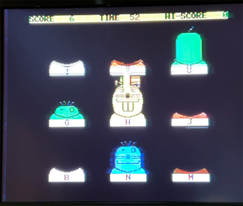 今回は、本体からRF出力した信号を昔のアナログ液晶テレビに接続して、それを直撮りした写真を使用しています。画面の中央部分が二重になっているのは、本体の調子が今ひとつなためです。上からクラウンズ／OMEGA RACE／JUPITER LANDER／SUPER ALIEN／RADAR RAT RACE／ROAD RACE／MOLE ATTACK／MUSIC COMPOSER／WIZARD OF WOR／KICK MAN／BOWLING／MUSIC MACHINE(ミュージックキーボード)／MAX BASIC／ミニベーシック(名称はカートリッジに書かれているママ)です。