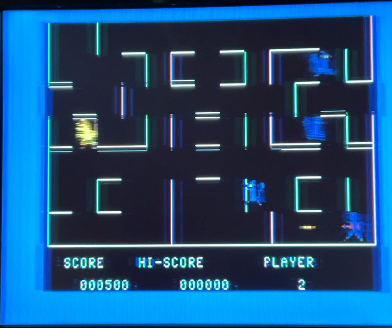 今回は、本体からRF出力した信号を昔のアナログ液晶テレビに接続して、それを直撮りした写真を使用しています。画面の中央部分が二重になっているのは、本体の調子が今ひとつなためです。上からクラウンズ／OMEGA RACE／JUPITER LANDER／SUPER ALIEN／RADAR RAT RACE／ROAD RACE／MOLE ATTACK／MUSIC COMPOSER／WIZARD OF WOR／KICK MAN／BOWLING／MUSIC MACHINE(ミュージックキーボード)／MAX BASIC／ミニベーシック(名称はカートリッジに書かれているママ)です。