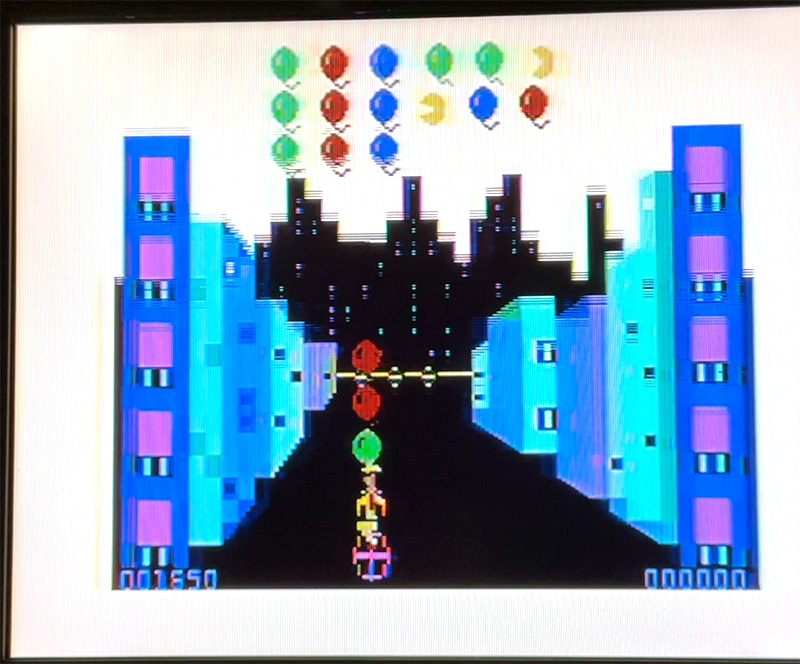 今回は、本体からRF出力した信号を昔のアナログ液晶テレビに接続して、それを直撮りした写真を使用しています。画面の中央部分が二重になっているのは、本体の調子が今ひとつなためです。上からクラウンズ／OMEGA RACE／JUPITER LANDER／SUPER ALIEN／RADAR RAT RACE／ROAD RACE／MOLE ATTACK／MUSIC COMPOSER／WIZARD OF WOR／KICK MAN／BOWLING／MUSIC MACHINE(ミュージックキーボード)／MAX BASIC／ミニベーシック(名称はカートリッジに書かれているママ)です。