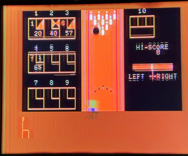 今回は、本体からRF出力した信号を昔のアナログ液晶テレビに接続して、それを直撮りした写真を使用しています。画面の中央部分が二重になっているのは、本体の調子が今ひとつなためです。上からクラウンズ／OMEGA RACE／JUPITER LANDER／SUPER ALIEN／RADAR RAT RACE／ROAD RACE／MOLE ATTACK／MUSIC COMPOSER／WIZARD OF WOR／KICK MAN／BOWLING／MUSIC MACHINE(ミュージックキーボード)／MAX BASIC／ミニベーシック(名称はカートリッジに書かれているママ)です。