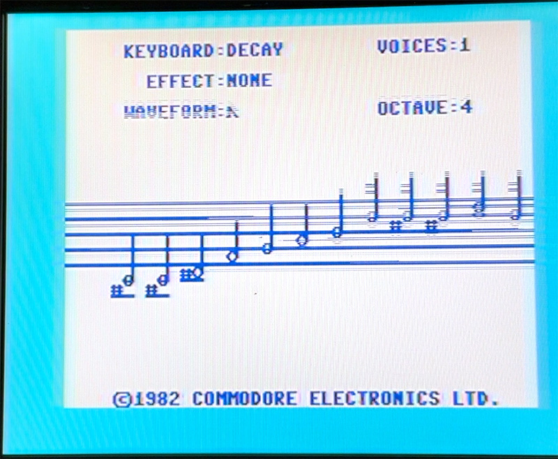 今回は、本体からRF出力した信号を昔のアナログ液晶テレビに接続して、それを直撮りした写真を使用しています。画面の中央部分が二重になっているのは、本体の調子が今ひとつなためです。上からクラウンズ／OMEGA RACE／JUPITER LANDER／SUPER ALIEN／RADAR RAT RACE／ROAD RACE／MOLE ATTACK／MUSIC COMPOSER／WIZARD OF WOR／KICK MAN／BOWLING／MUSIC MACHINE(ミュージックキーボード)／MAX BASIC／ミニベーシック(名称はカートリッジに書かれているママ)です。