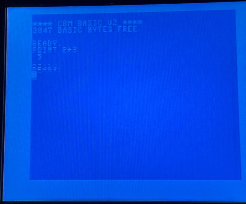 今回は、本体からRF出力した信号を昔のアナログ液晶テレビに接続して、それを直撮りした写真を使用しています。画面の中央部分が二重になっているのは、本体の調子が今ひとつなためです。上からクラウンズ／OMEGA RACE／JUPITER LANDER／SUPER ALIEN／RADAR RAT RACE／ROAD RACE／MOLE ATTACK／MUSIC COMPOSER／WIZARD OF WOR／KICK MAN／BOWLING／MUSIC MACHINE(ミュージックキーボード)／MAX BASIC／ミニベーシック(名称はカートリッジに書かれているママ)です。