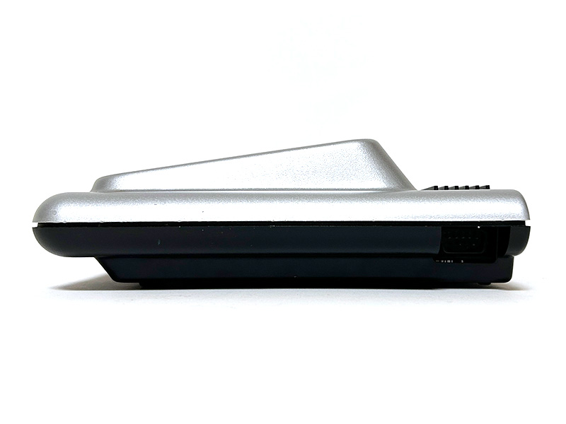 本体左右奥にはジョイスティックやゲームパドルを接続するコントロールポートが2つ(左側が1P側、右側が2P側)、それぞれ用意されていました。