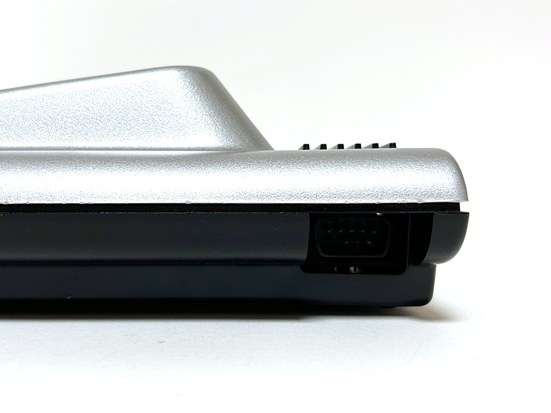 本体左右奥にはジョイスティックやゲームパドルを接続するコントロールポートが2つ(左側が1P側、右側が2P側)、それぞれ用意されていました。