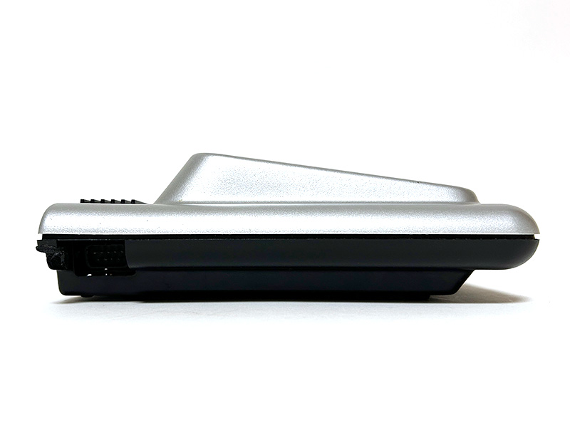 本体左右奥にはジョイスティックやゲームパドルを接続するコントロールポートが2つ(左側が1P側、右側が2P側)、それぞれ用意されていました。