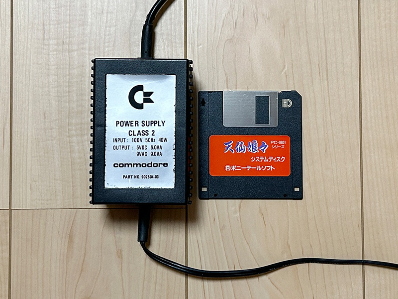 キーボードを、真上から撮影しました。このアングルでは少々のっぺりした感じに見えるかもしれませんが、スペースを除くキーは中央部分が少しだけふっくらと盛り上がっていて、押すと“ヘコッ”という感じで凹みます。スペースキーは反応がありませんが、軽く叩けばスペースが入力されました。電源は真上と真横から撮影しましたが、比較対象として3.5インチFDを置いています。これで、どの程度大きいのかが分かると思います。