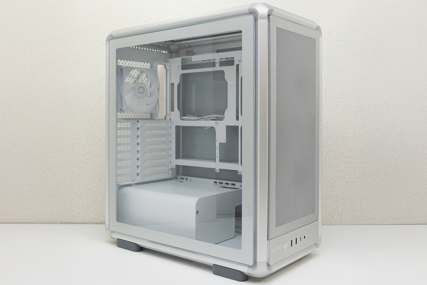 前面に20cm角の大型ファンを2基搭載し、自由度の高い内部構造を採用した「MasterFrame 500 Mesh」