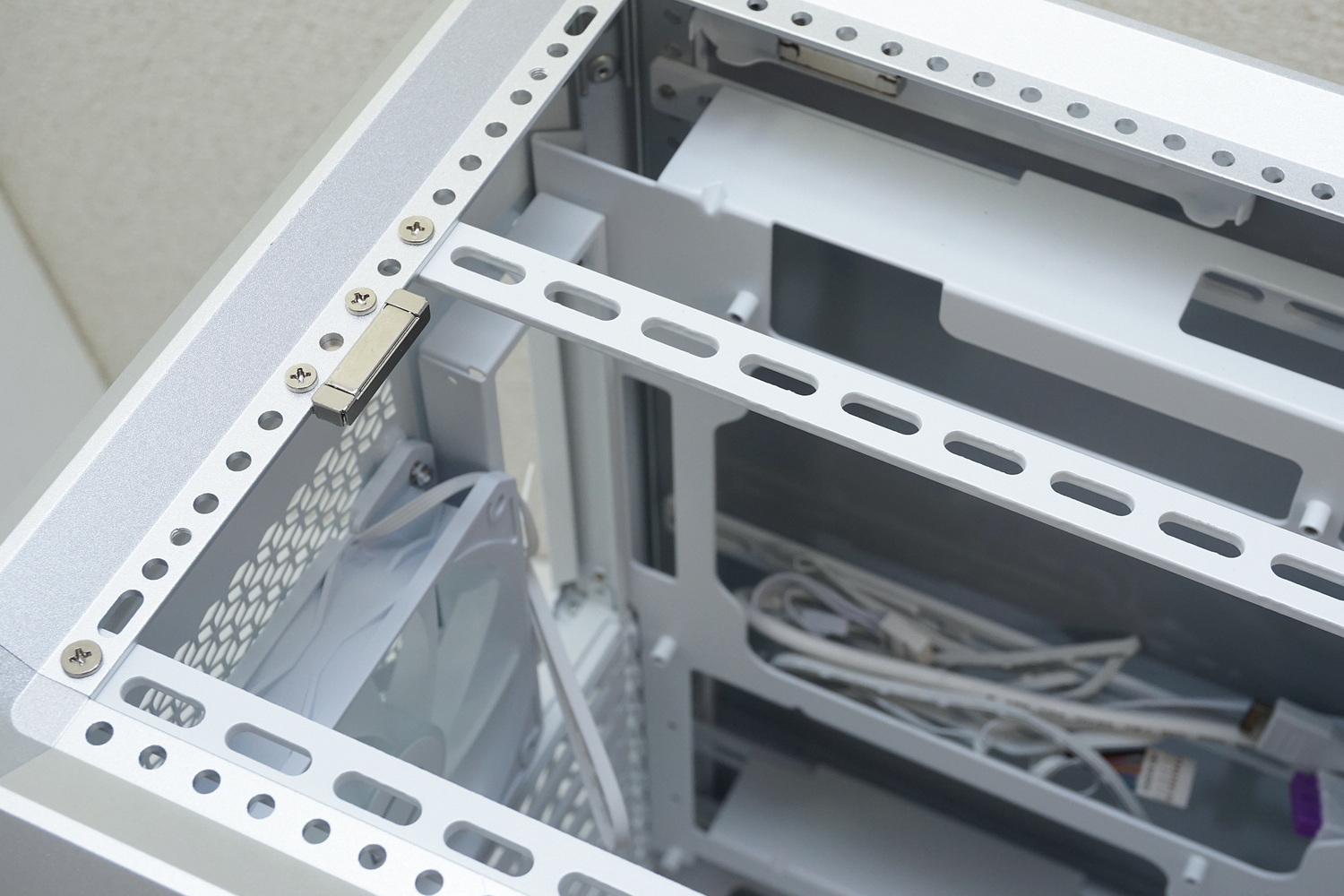 中央の白いプレートはファン用のマウンターだ。こうしたマウンターを自由な位置に移動してカスタマイズできる