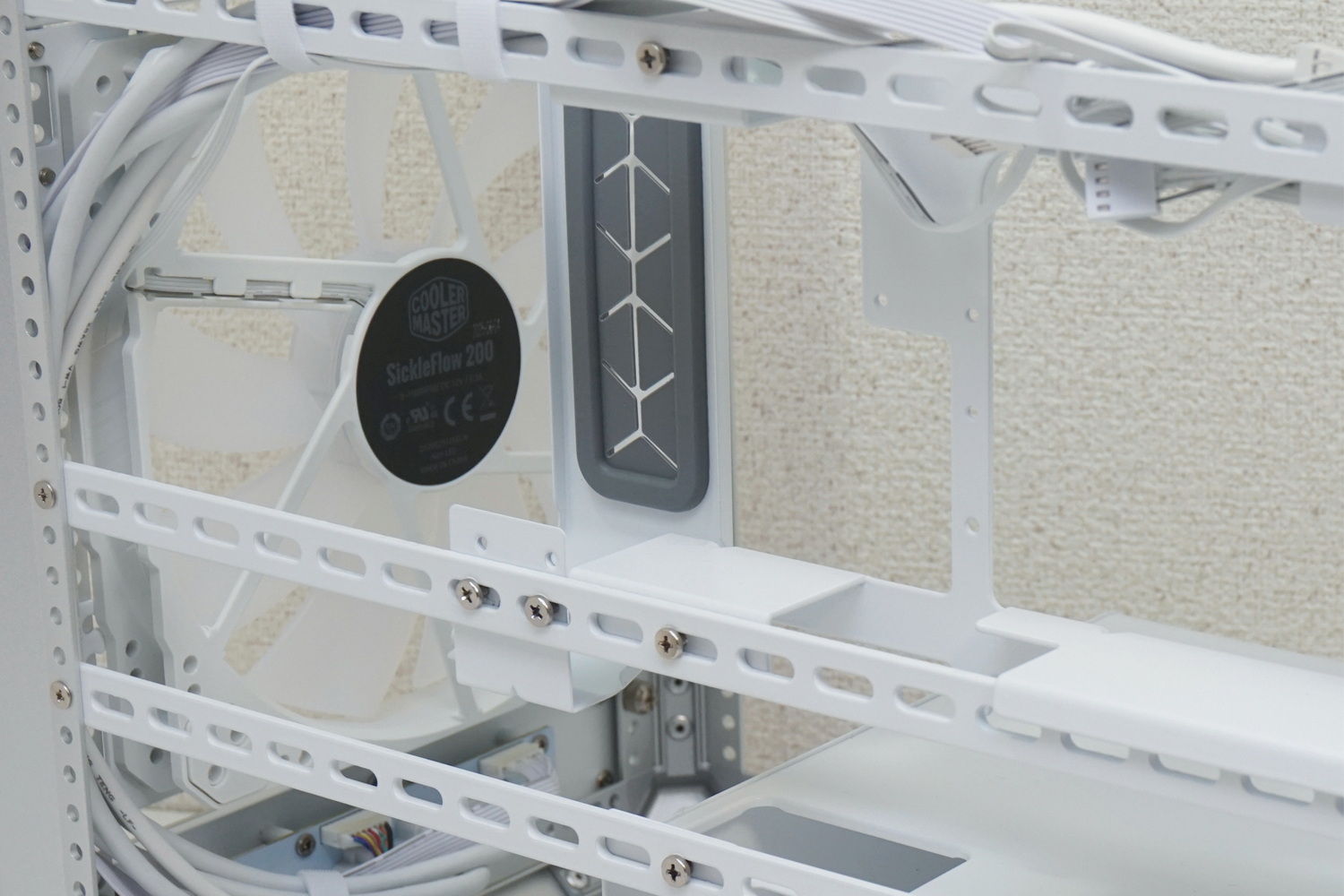 マザーボードベースや電源ユニットマウンターも、こうした白いプレートに固定された状態だ