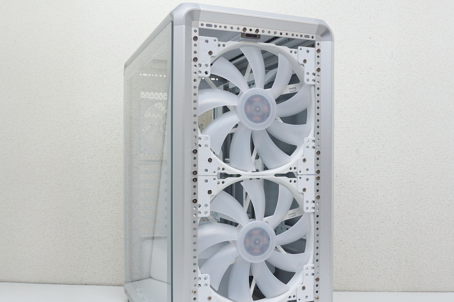 前面には20cm角という超大型ファンを2基装備
