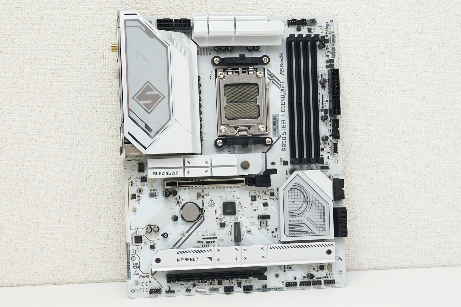 AMD B850を搭載するB850 Steel Legend WiFi。ホワイトを基調としたカラーリングを採用し、大型のヒートシンクを各所に装備する