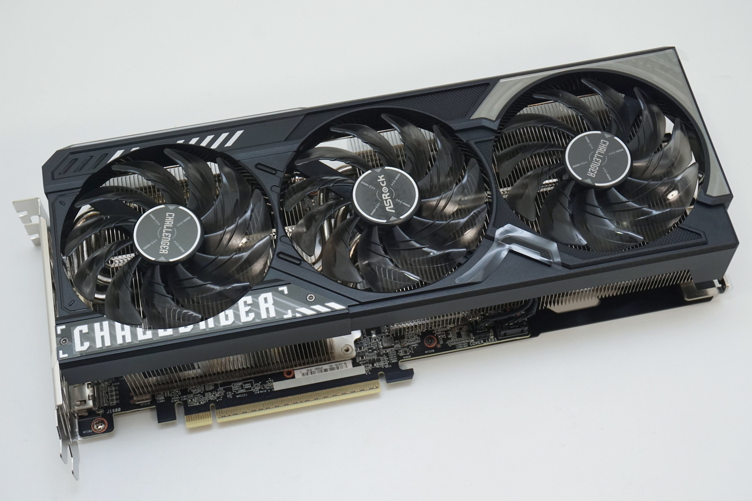 GPUにRadeon RX 9070 XTを搭載したAMD Radeon RX 9070 XT Challenger 16GB