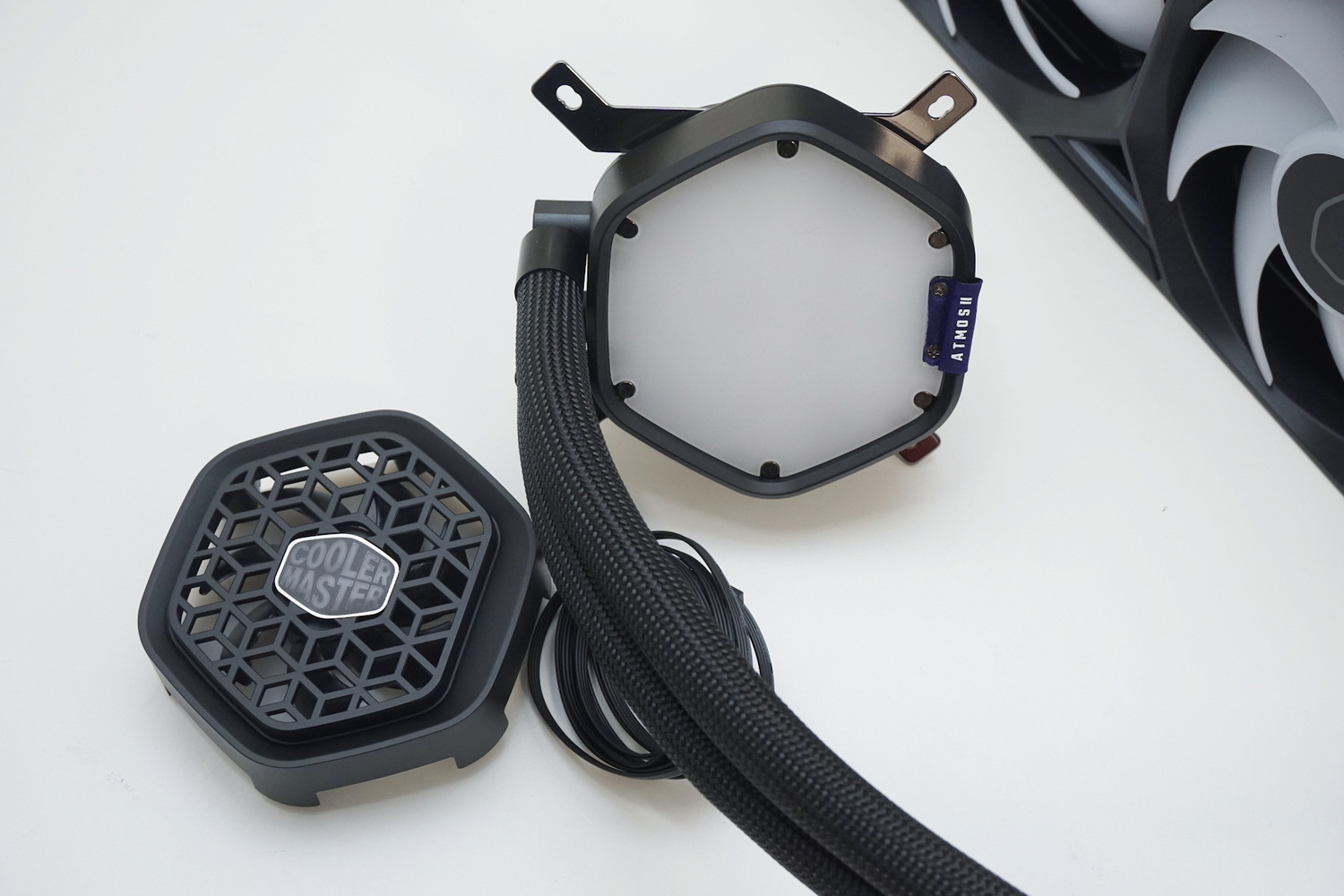 水冷ヘッドの上にマグネットで固定できる小さなファンを同梱している