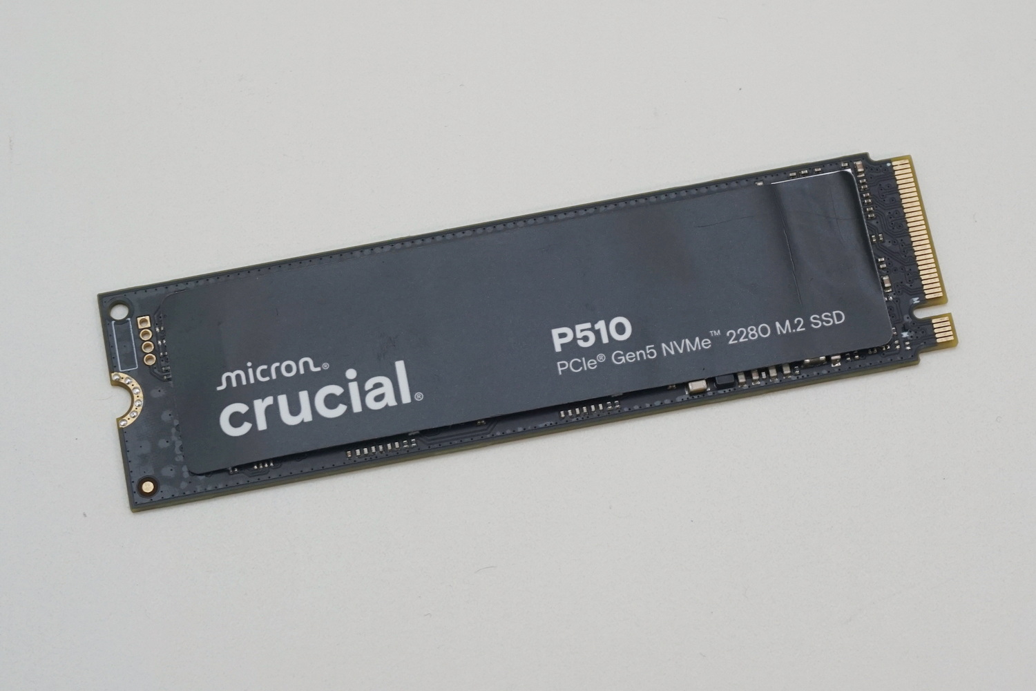 PCI Express 5.0対応でシーケンシャルリードが10,000MB/s、シーケンシャルライトが8,700MB/sのCrucial P510 CT2000P510SSD8-JP