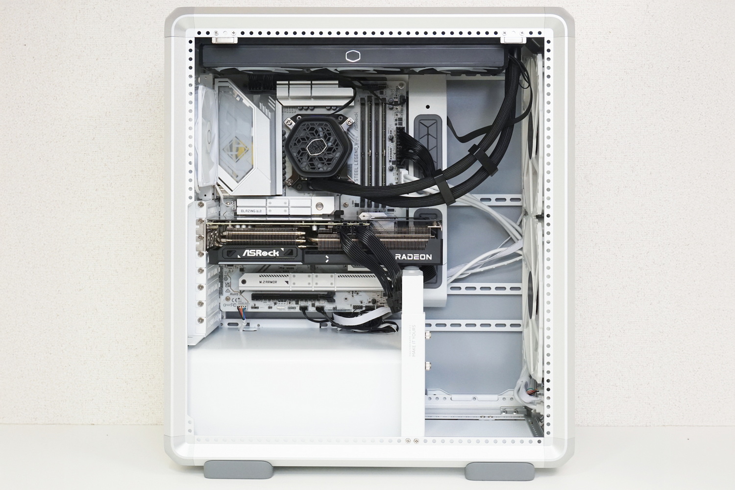 内部はかなり広く、各パーツが干渉する可能性はまずない