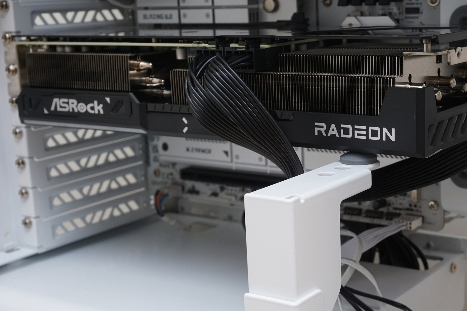 ビデオカードを付属のホルダーで下から支えられるようになっている