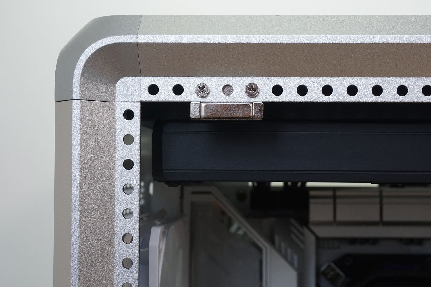 前面、両側面、天板には強力な磁石があり、スチール製の前面パネルや天板などをガッチリ固定できる