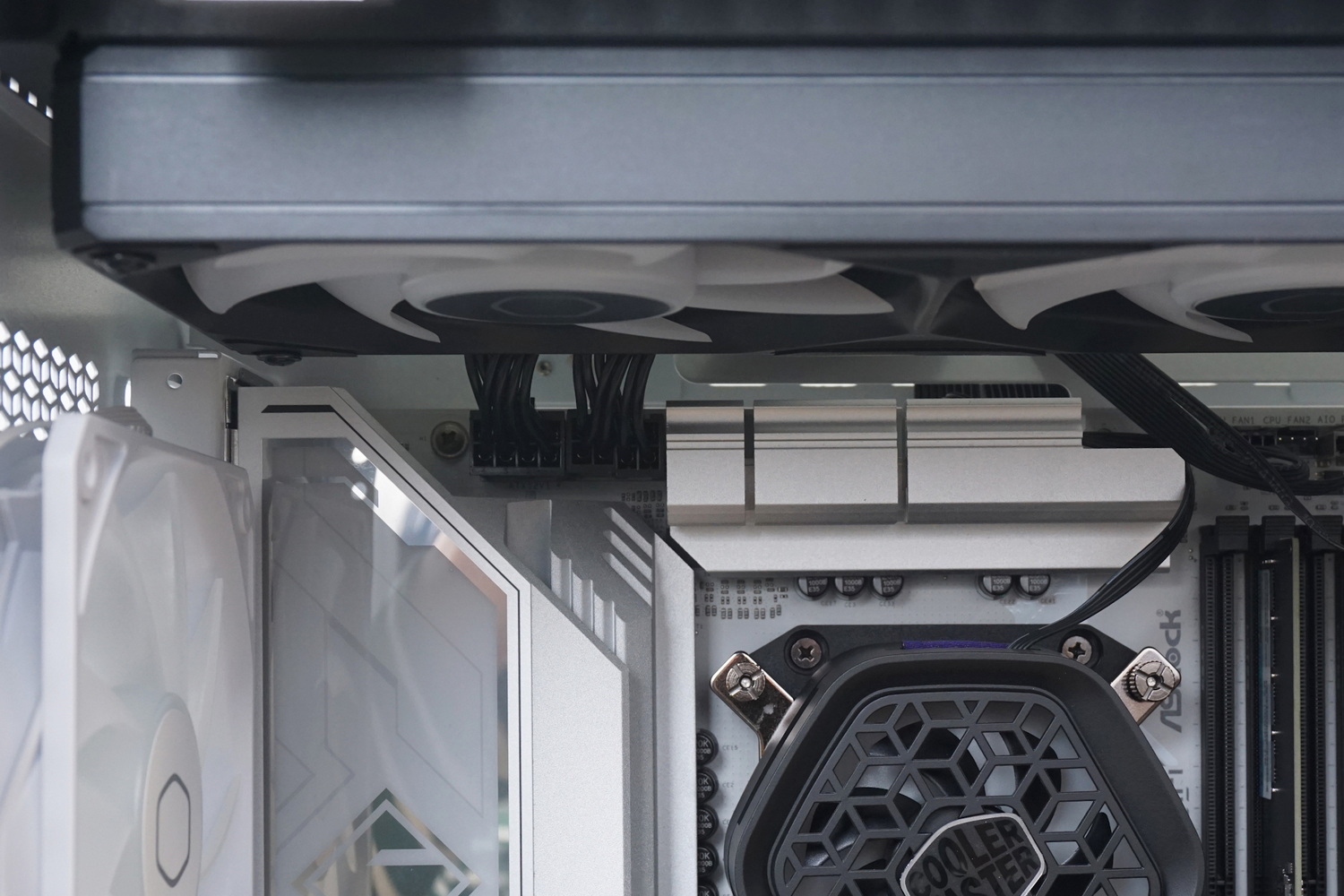 マザーボードの上にラジエーターやファンが干渉することはなく、ケーブル接続や整理はしやすい
