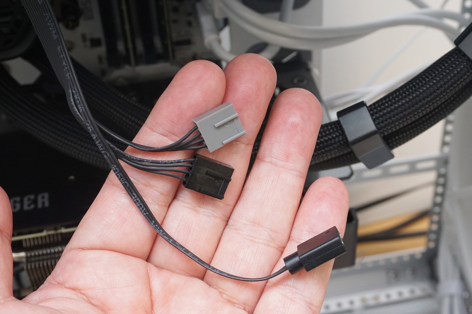 ラジエーター付近のコネクターから引き出すファン用とポンプ用の電源ケーブル、LEDケーブルをマザーボードに挿すだけでよい