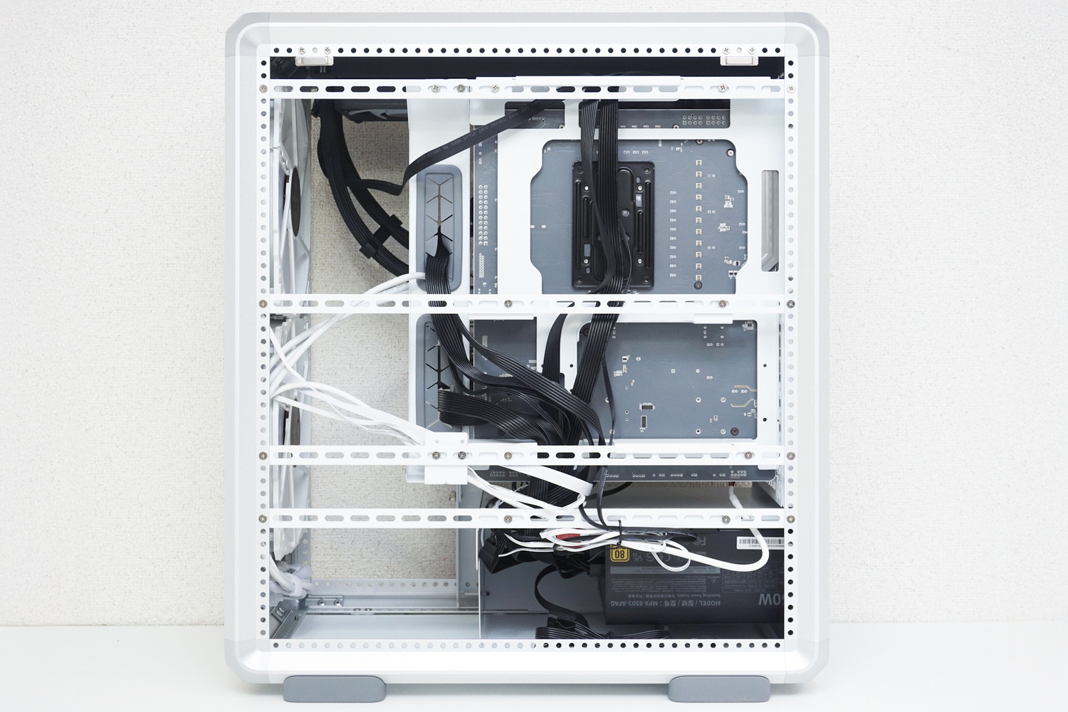 裏面でのケーブル整理はかなりラクだった。ケーブルを通すための穴に沿ってケーブルを引き回しただけで、ほぼ手は加えていない