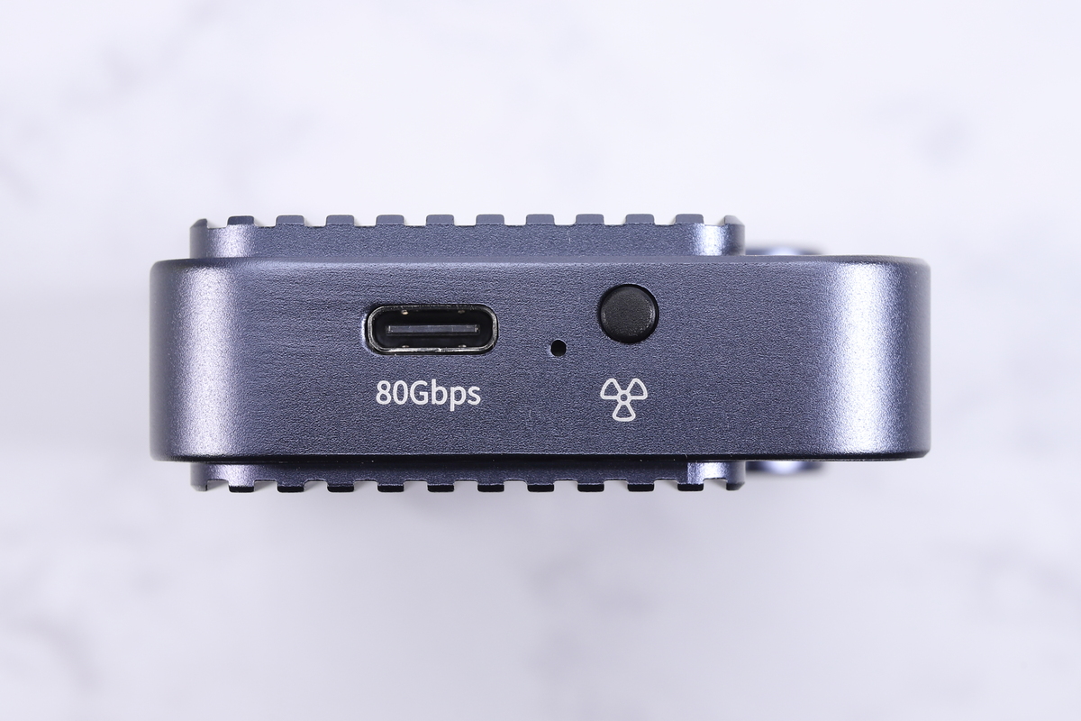 USB Type-C形状の80Gbps対応Thunderbolt 5ポートと、冷却ファンの強制稼働スイッチ