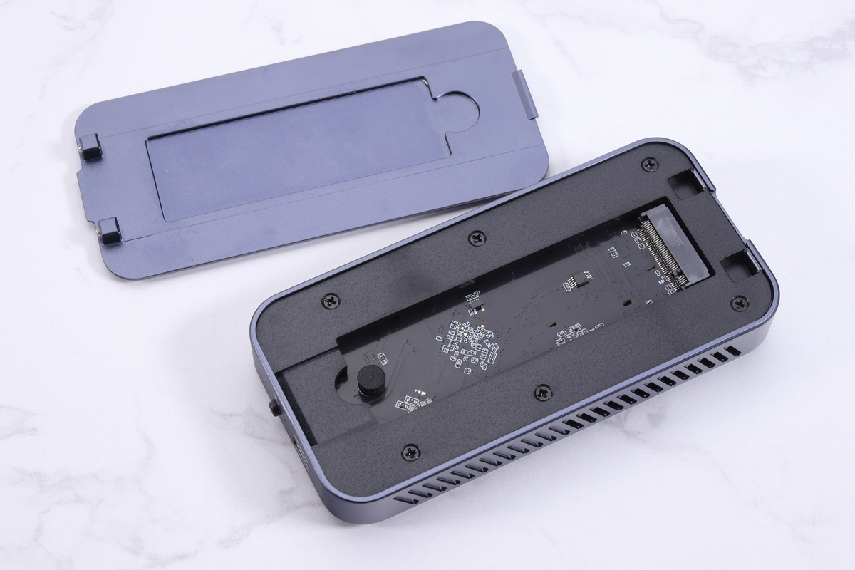 底面の蓋を開くとM.2スロットにアクセスできる。対応フォームファクターは2230/2242/2260/2280