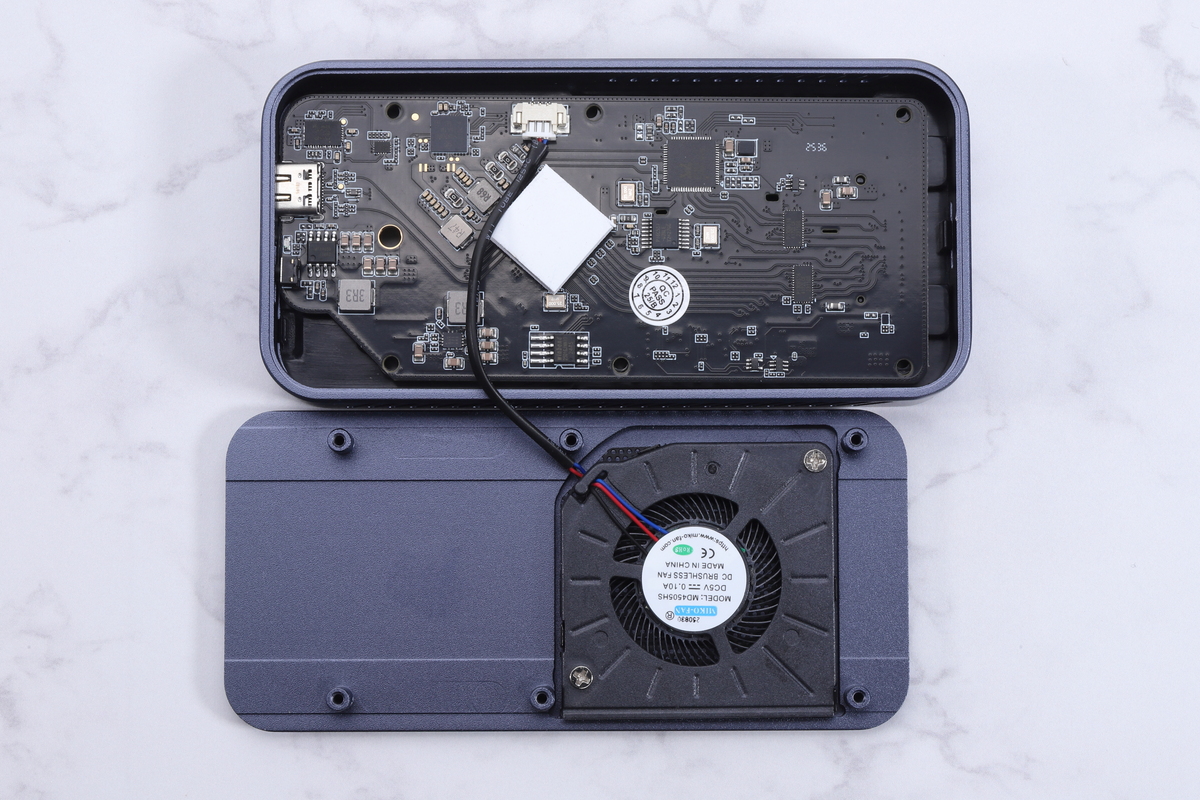 コントローラチップは冷却ファンを備える表面側に配置されており、JHL9480はサーマルパッドで筐体と接続されている